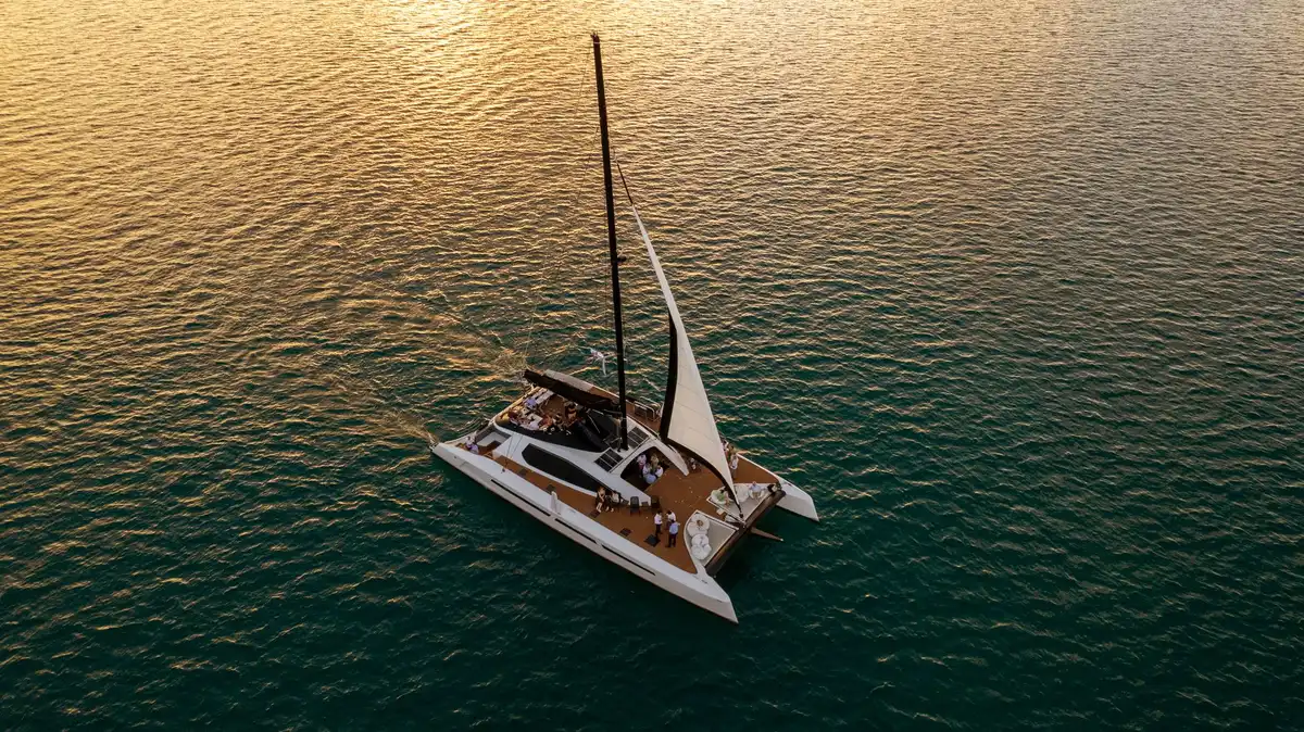 Cabine de luxe avec balcon privé à bord d'un catamaran