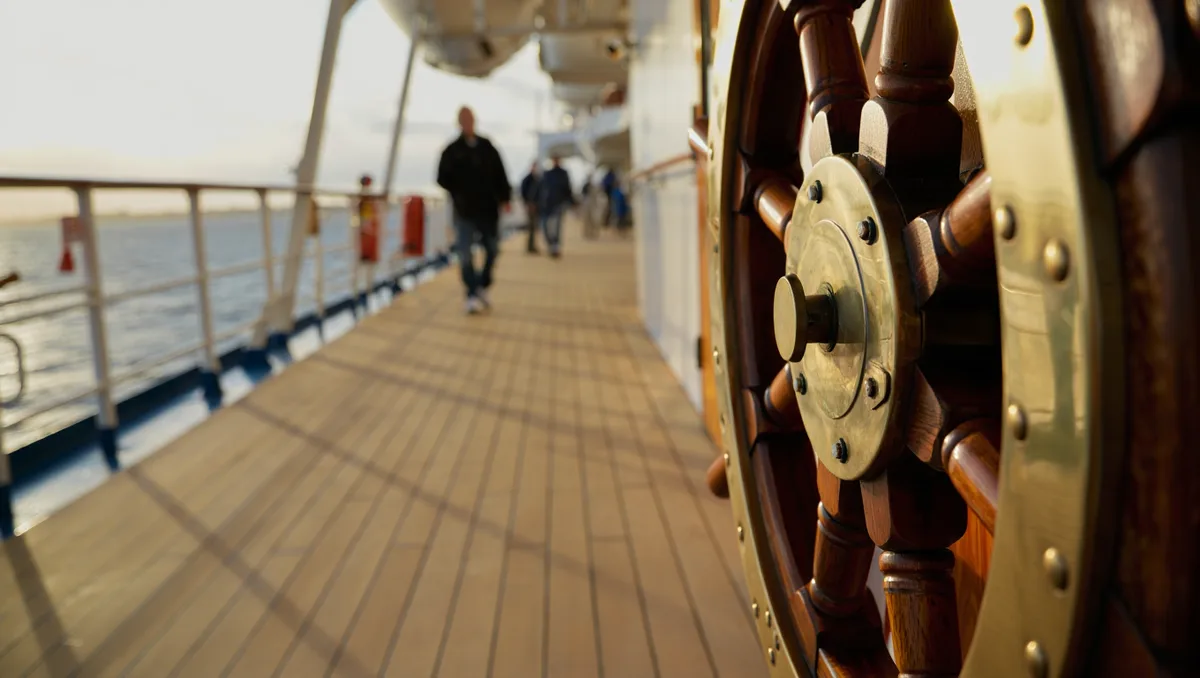 Erreurs courantes à éviter — Parmi les pièges fréquemment rencontrés, on trouve l’achat d’une croisière sans vérifier le ratio équipage/passagers, l’omission de confirmer le niveau d’expérience des guides pour les activités marines, et la sous-estimation de l’importance d’un itinéraire flexible en