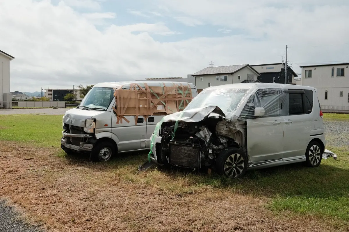 Photographie de dégâts sur un véhicule après collision, documentation d'accident