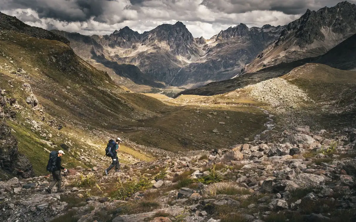 Voyageur en randonnée sur un sentier montagneux de la Vallée Sacrée.