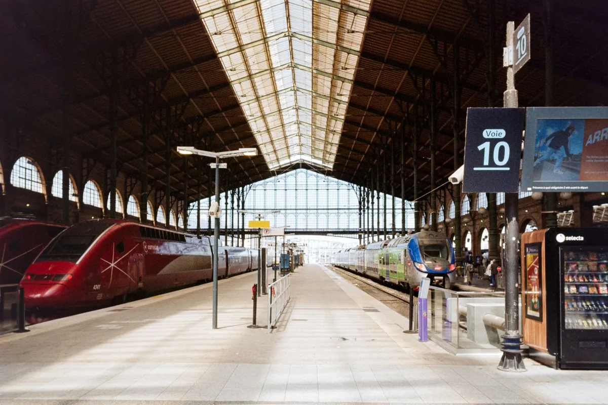 Quai de gare avec trains TER et TGV en attente de départ