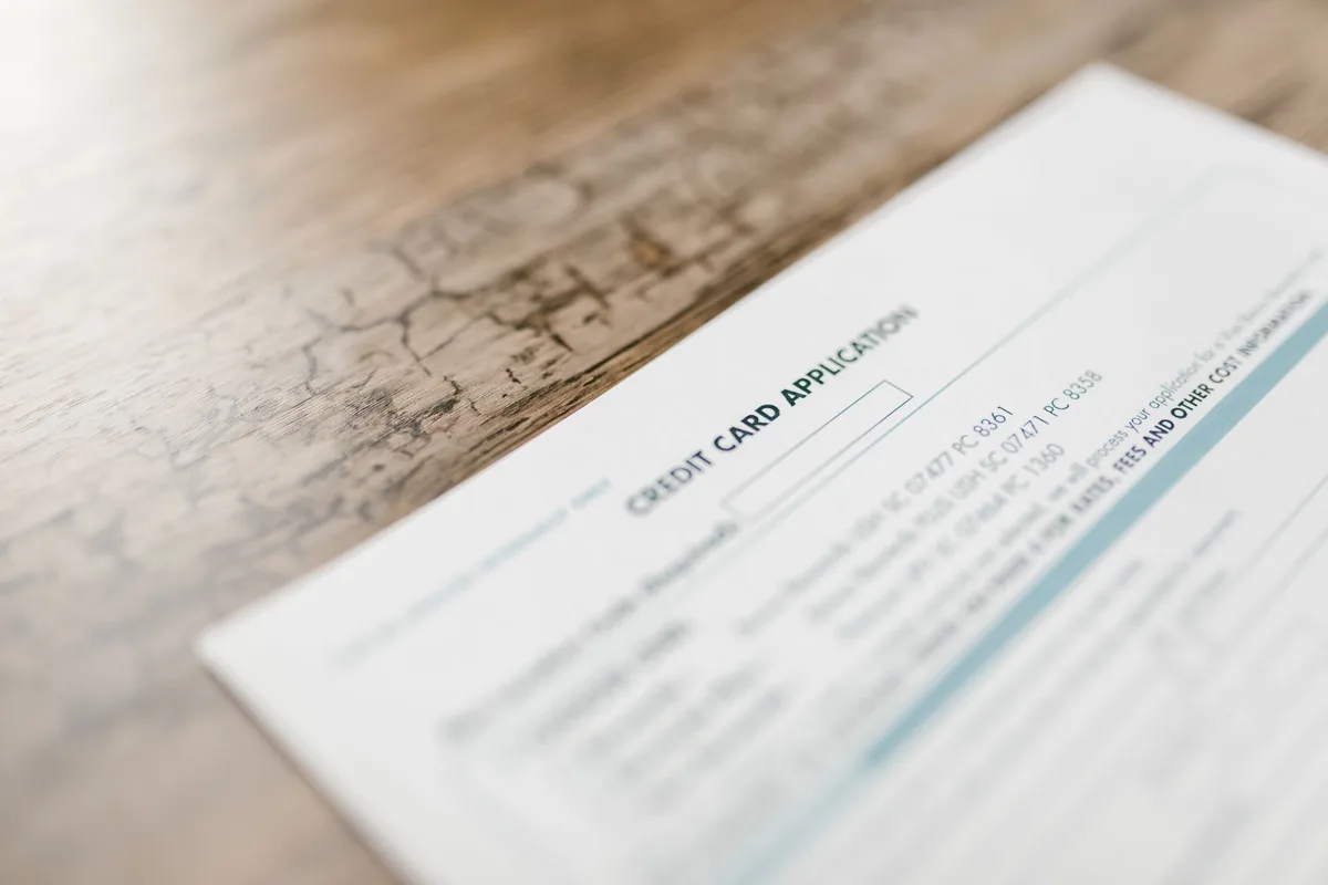 Documents d'assurance et carte bancaire sur un bureau pour vérifier les garanties de voyage
