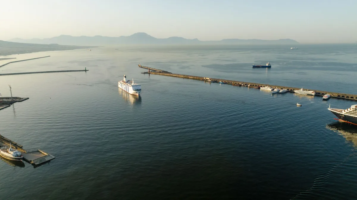 Vue d'un navire de croisière accostant à une escale lointaine avec transferts et activités
