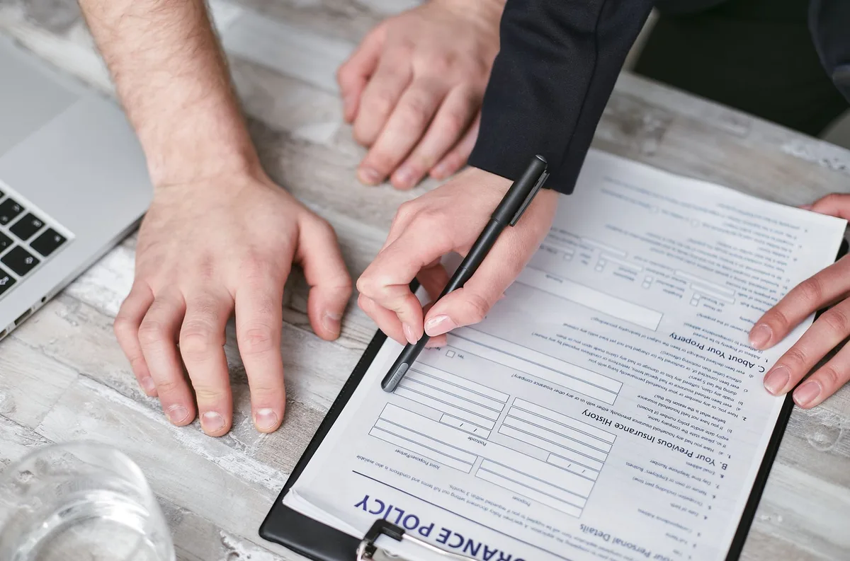 Documents d'assurance voyage et formulaires de sinistre organisés sur un bureau
