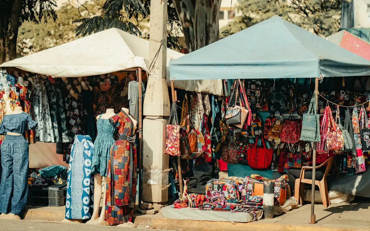 Marché animé avec stands de street food kenyane