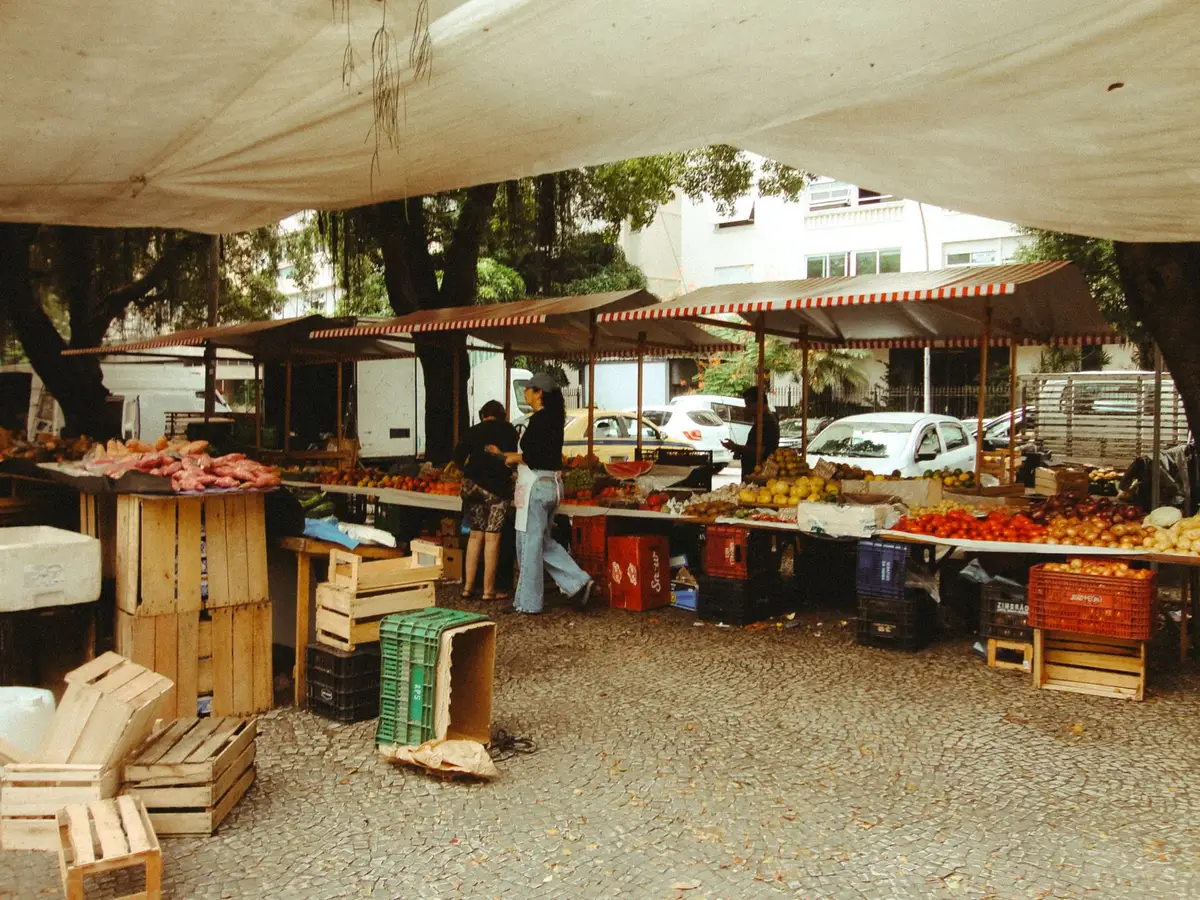 Vendeur de street food brésilienne sur un marché local
