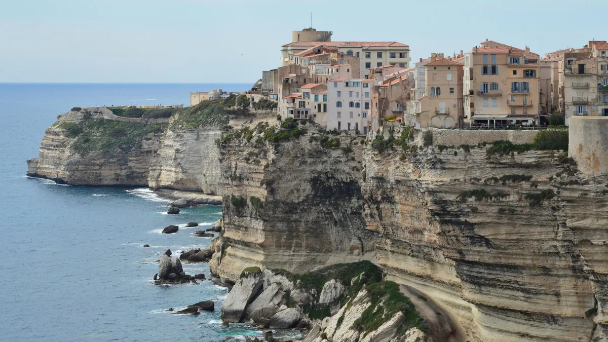 Vue de la côte bretonne avec remparts et maisons colorées surplombant la mer