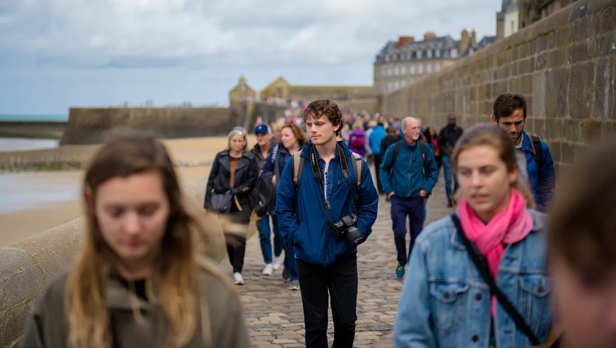 Penser son escapade selon l’ambiance recherchée — Avant de réserver, demandez-vous si vous partez pour l’air iodé, la flânerie culturelle ou la vie nocturne animée. Les destinations balnéaires comme Saint-Malo ou Le Mont-Saint-Michel offrent des promenades sur la digue, des paysages