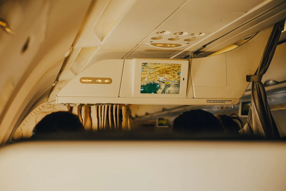 Passager consultant le plan de cabine et les détails du siège avant de réserver son vol