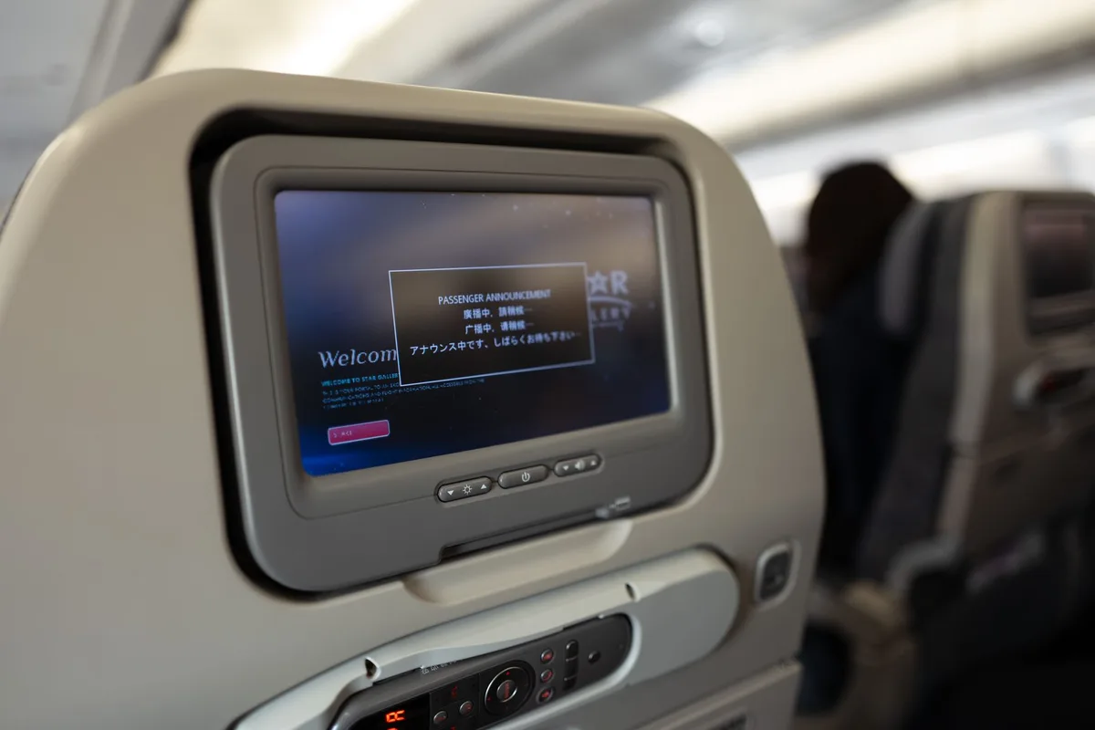 Siège confortable d'avion en classe économique premium avec espace pour les jambes et écran de divertissement