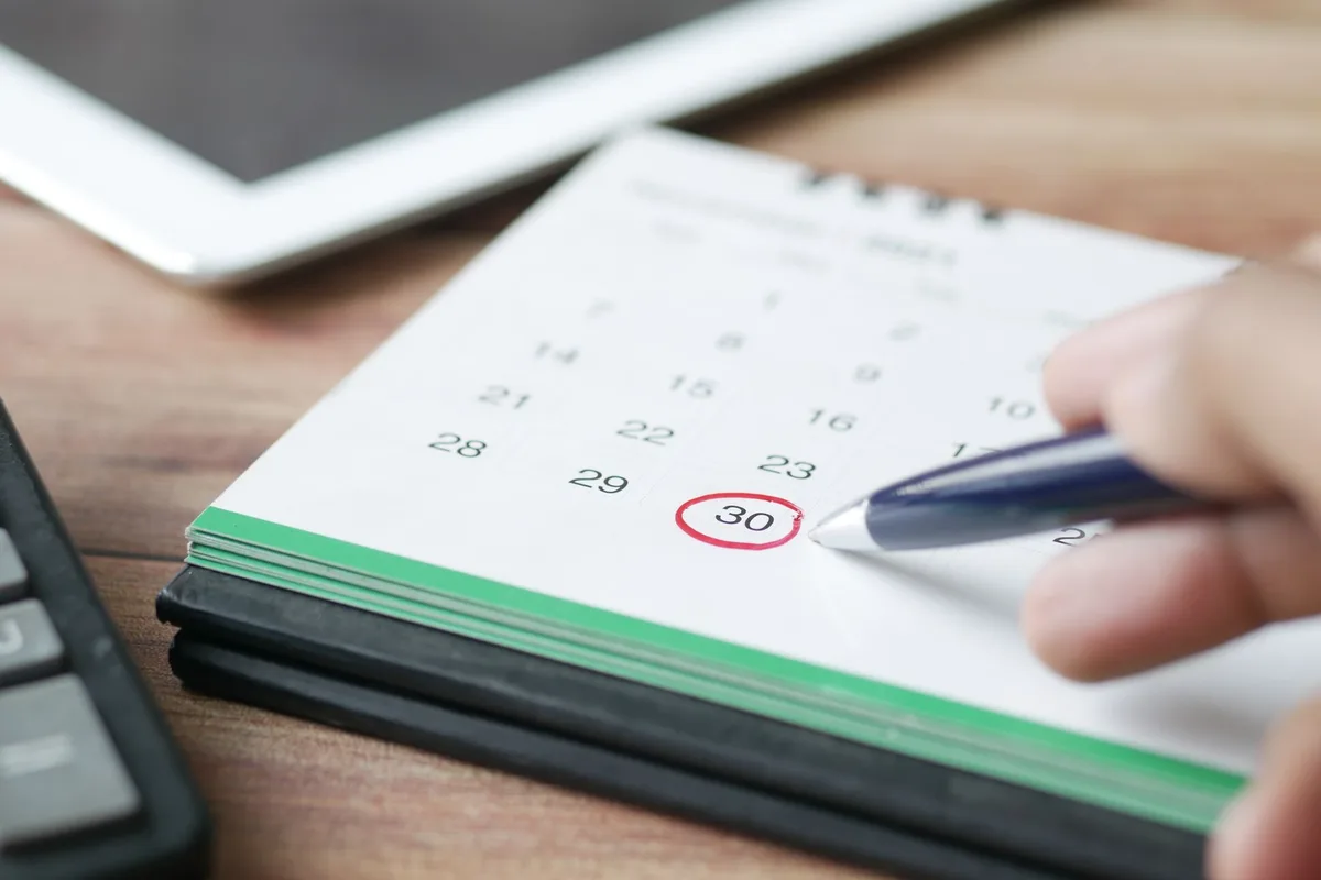 Calendrier de réservations et agenda de gestion sur un ordinateur portable