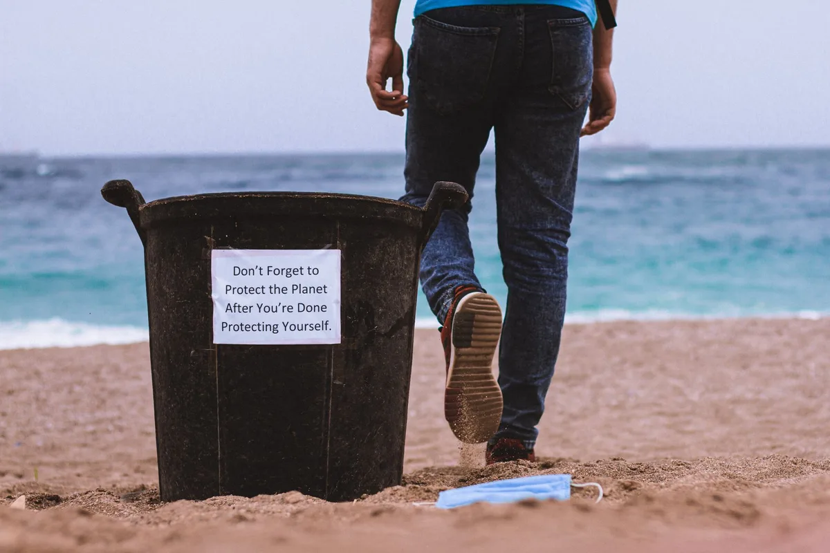 Planification d'un voyage responsable avec documentation sur l'impact local et la conservation