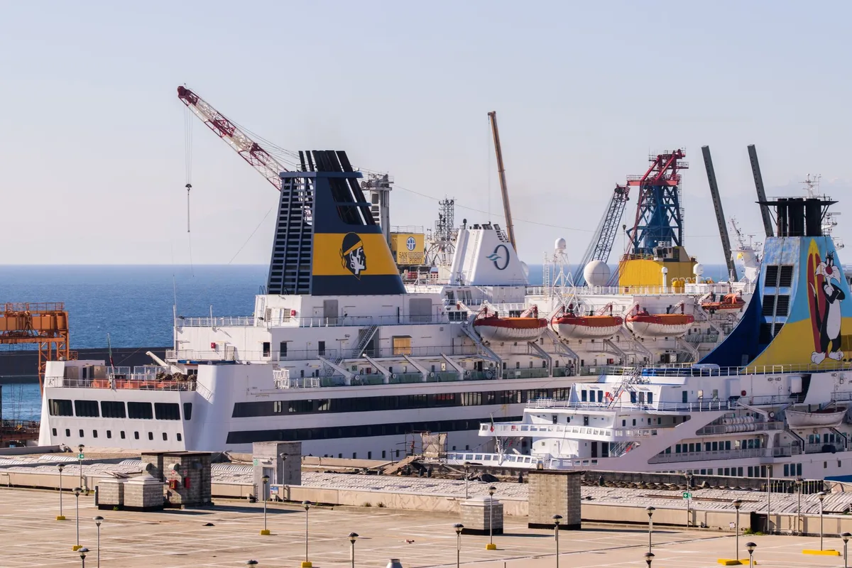 Terminal portuaire industriel avec navires de croisière en arrière-plan