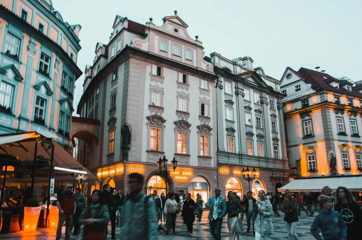Touristes explorant librement une rue du centre-ville avec boutiques et cafés