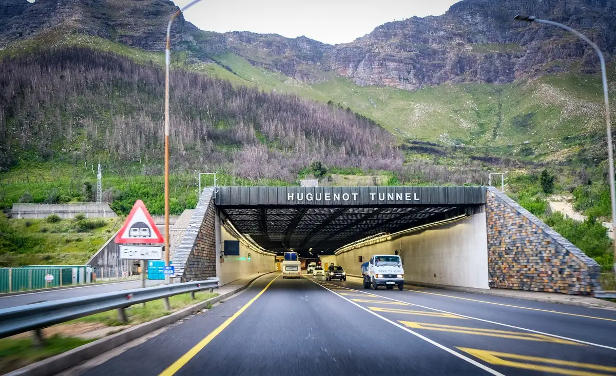 Voiture entrant dans un tunnel de montagne bien éclairé
