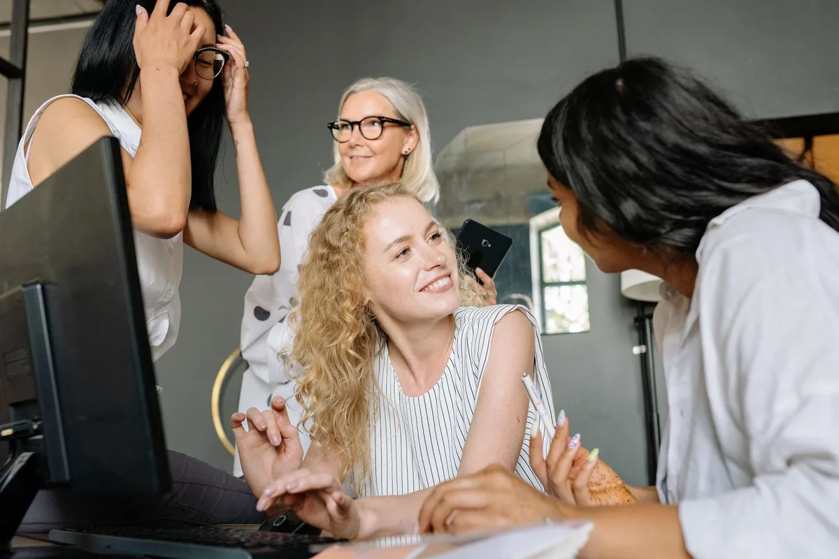 Réunion d'équipe en cercle dans un espace collaboratif, discussion bienveillante