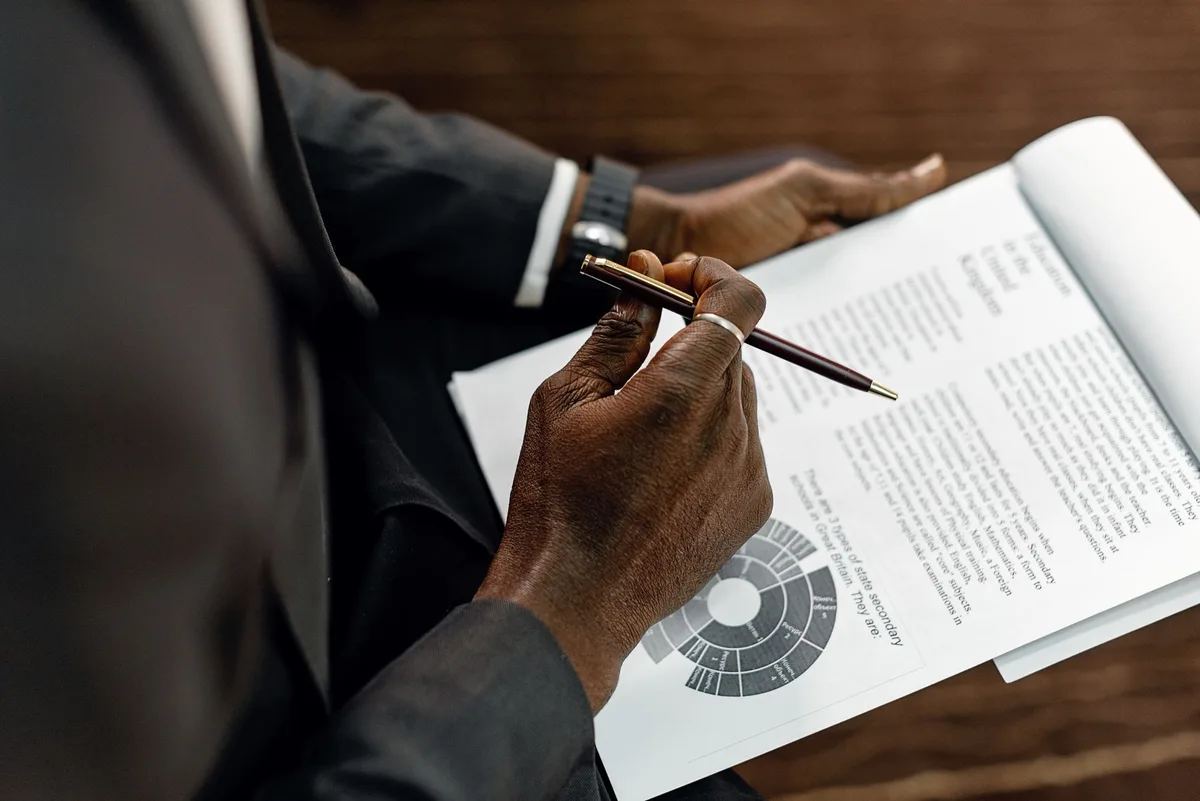 Documents et plans étalés sur un bureau, notes et schémas de processus