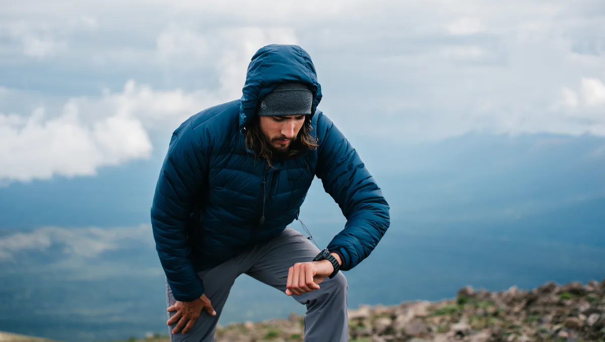 Quels signes doivent vous alerter ? — Au fur et à mesure que vous gagnez de l’altitude, surveillez la qualité de votre respiration, votre niveau d’énergie et les symptômes tels que maux de tête persistants, nausées, difficultés à marcher ou changements