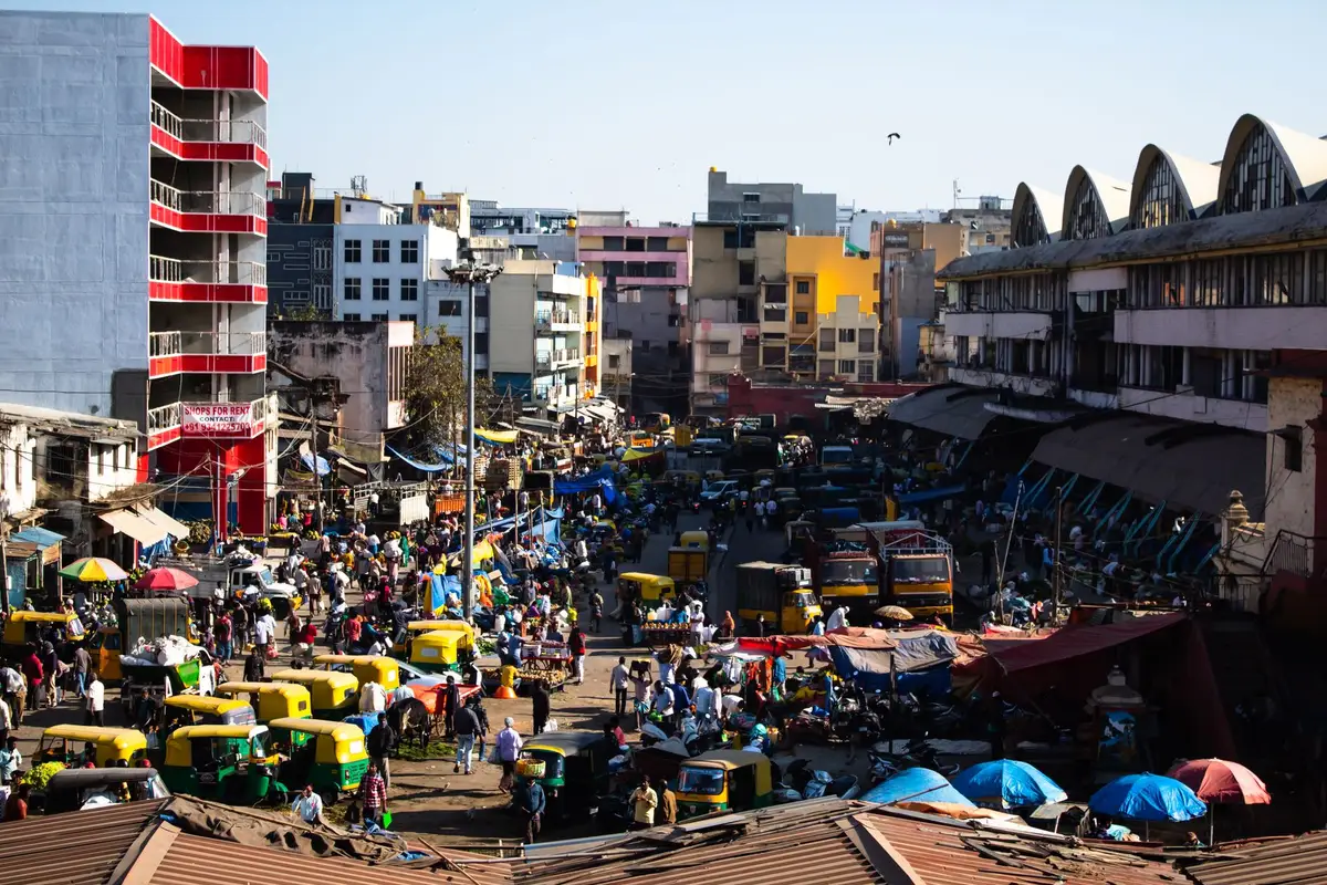 Rue urbaine animée avec commerces, transports et passants au Sri Lanka