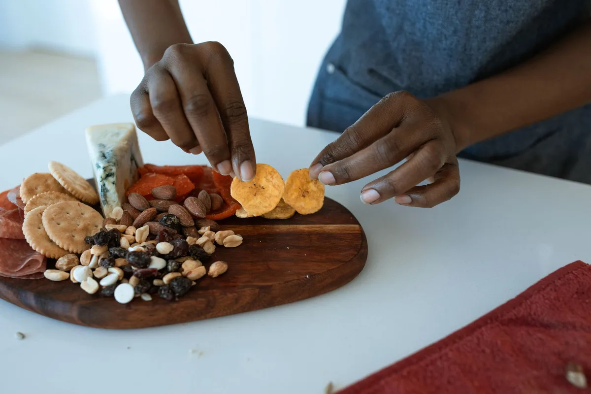 Encas de voyage : biscuits sans gluten, barres énergétiques et fruits secs emballés