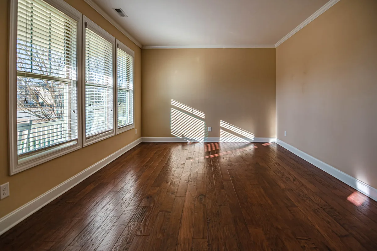Appartement bien rangé et lumineux avec rideaux ouverts et surfaces dégagées