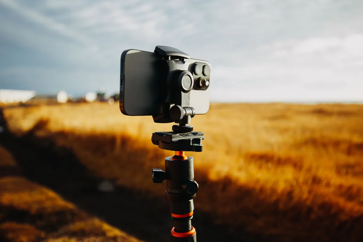 Smartphone stabilisé sur trépied pour photographier un intérieur de logement