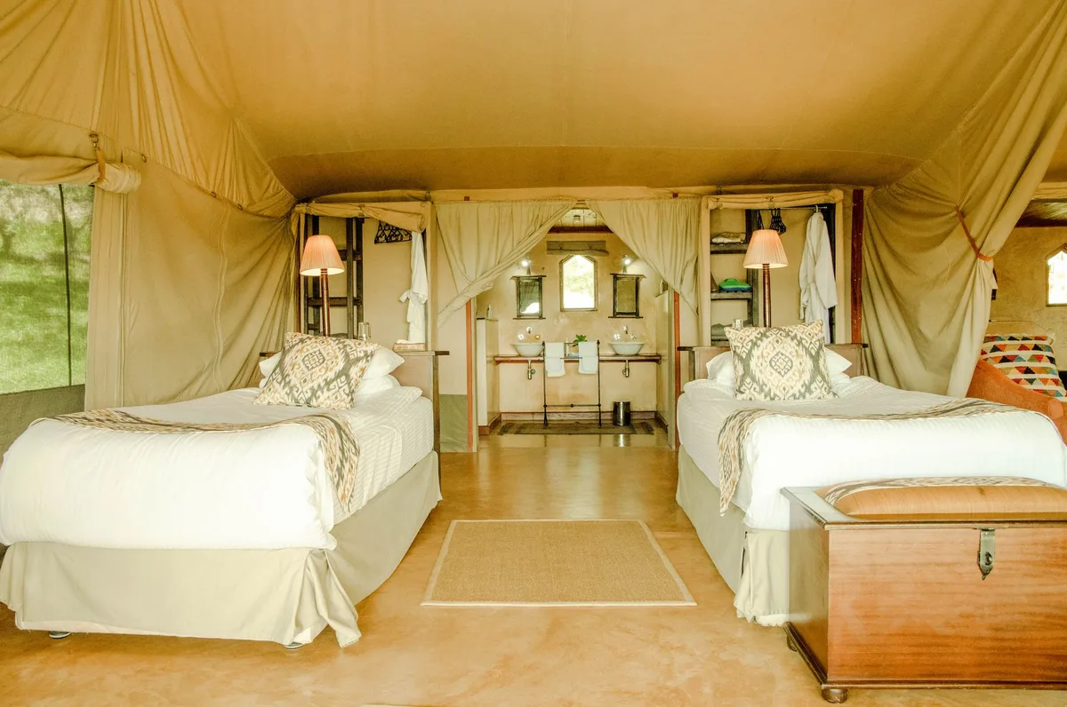 Tente de luxe avec vue sur la savane africaine, hébergement de safari en Afrique de l'Est