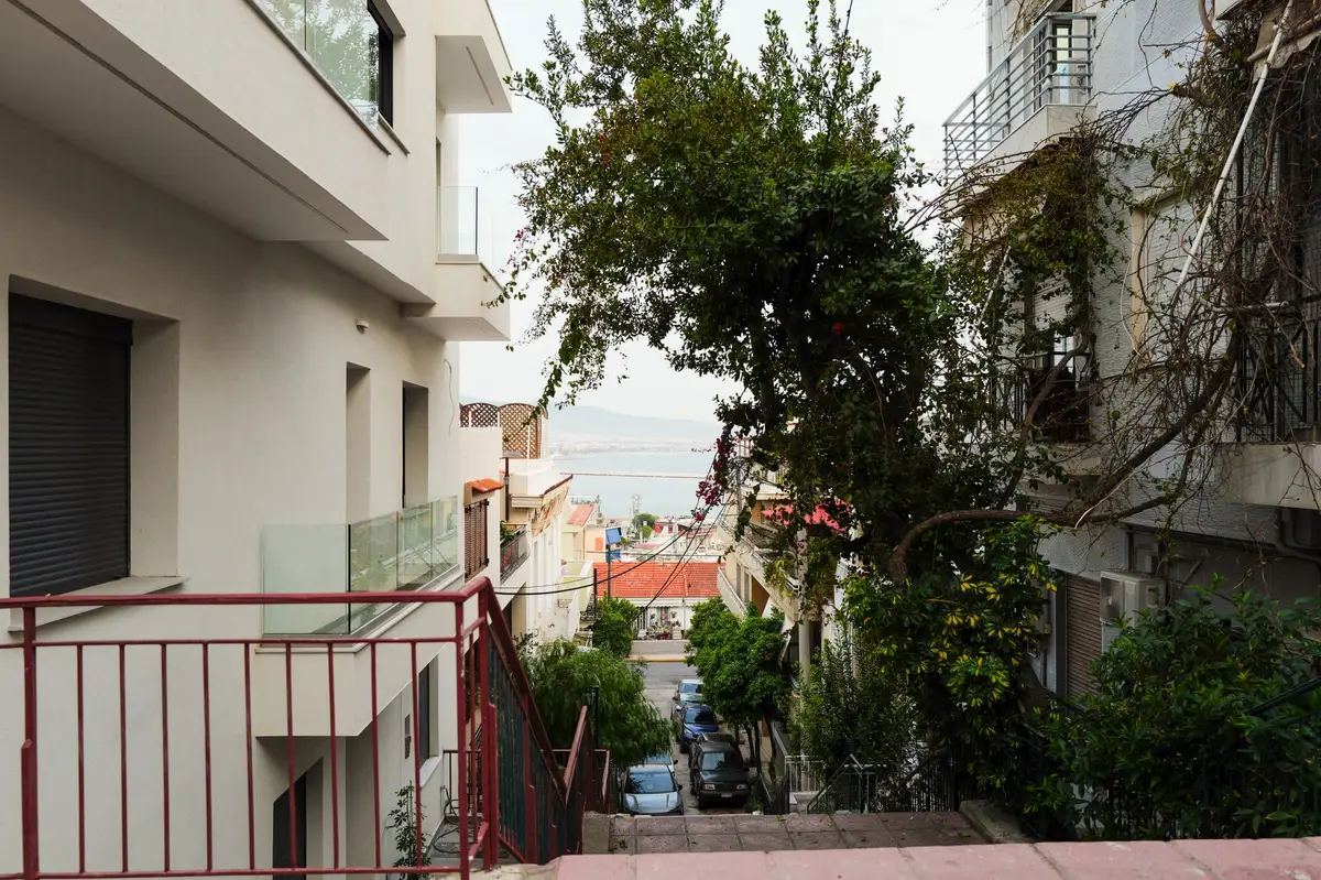 Petit appartement avec balcon donnant sur la mer Méditerranée et les paysages côtiers