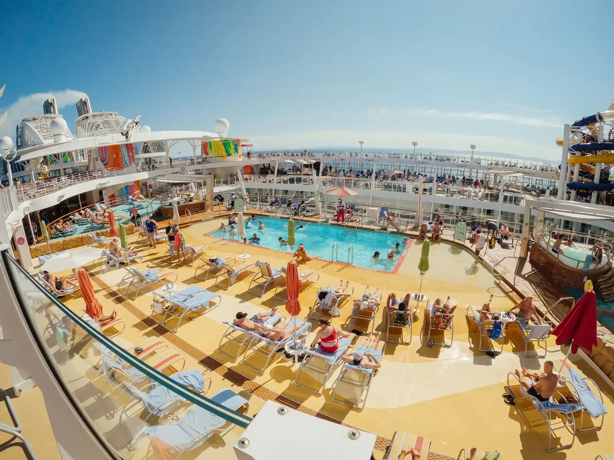 Des adolescents profitent de la piscine et des structures aquatiques à bord d'un navire de croisière.
