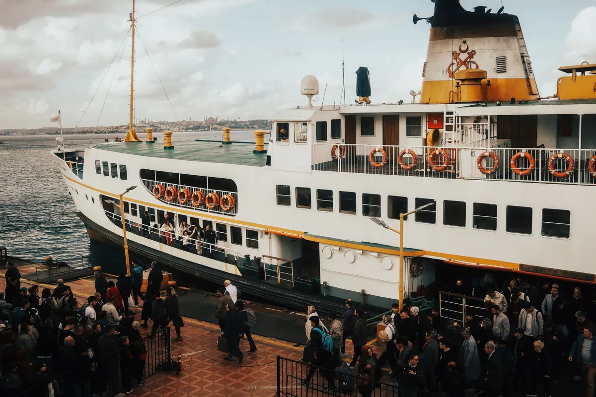Une famille établit des règles et des points de rendez-vous clairs avant une croisière.