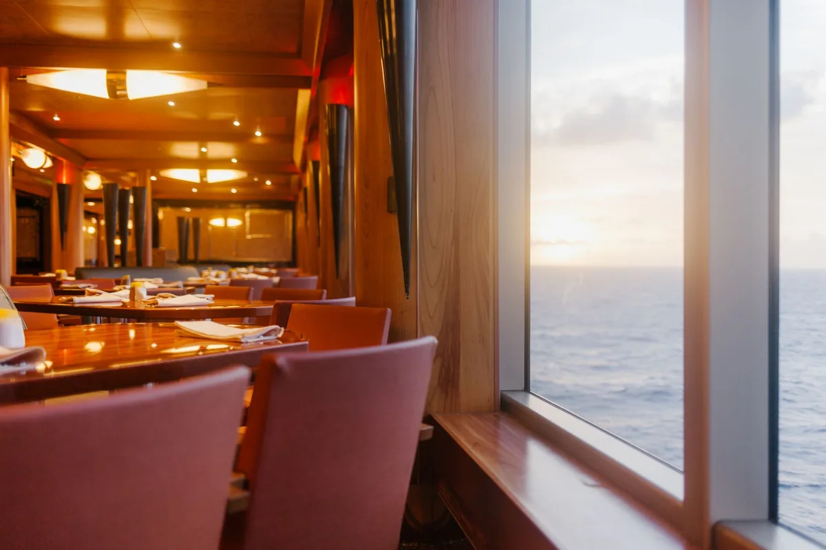 Buffet de restauration à bord d'une croisière avec diverses options culinaires