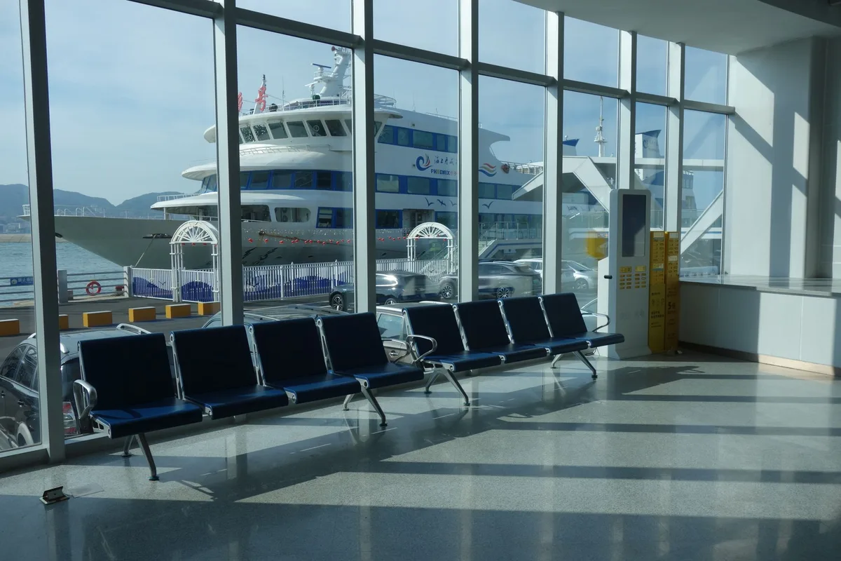 Passagers en file d'attente au comptoir d'enregistrement d'un terminal de croisière