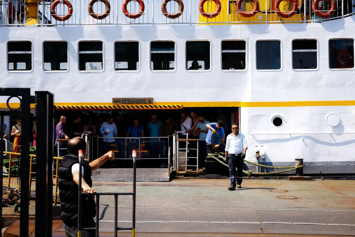 Passagers préparant leurs bagages avant le débarquement d'un navire de croisière