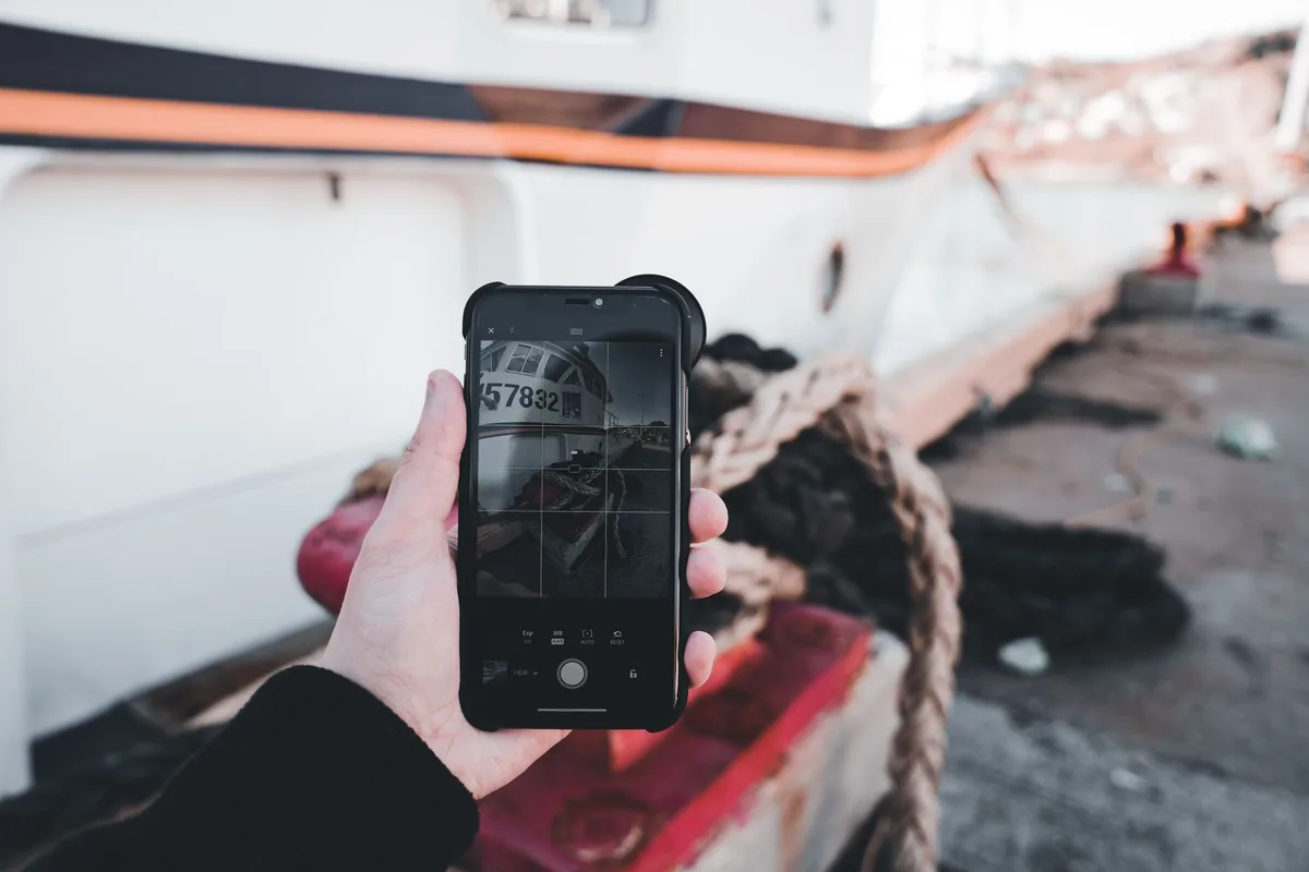 Personne consultant une application mobile à bord d'un navire de croisière
