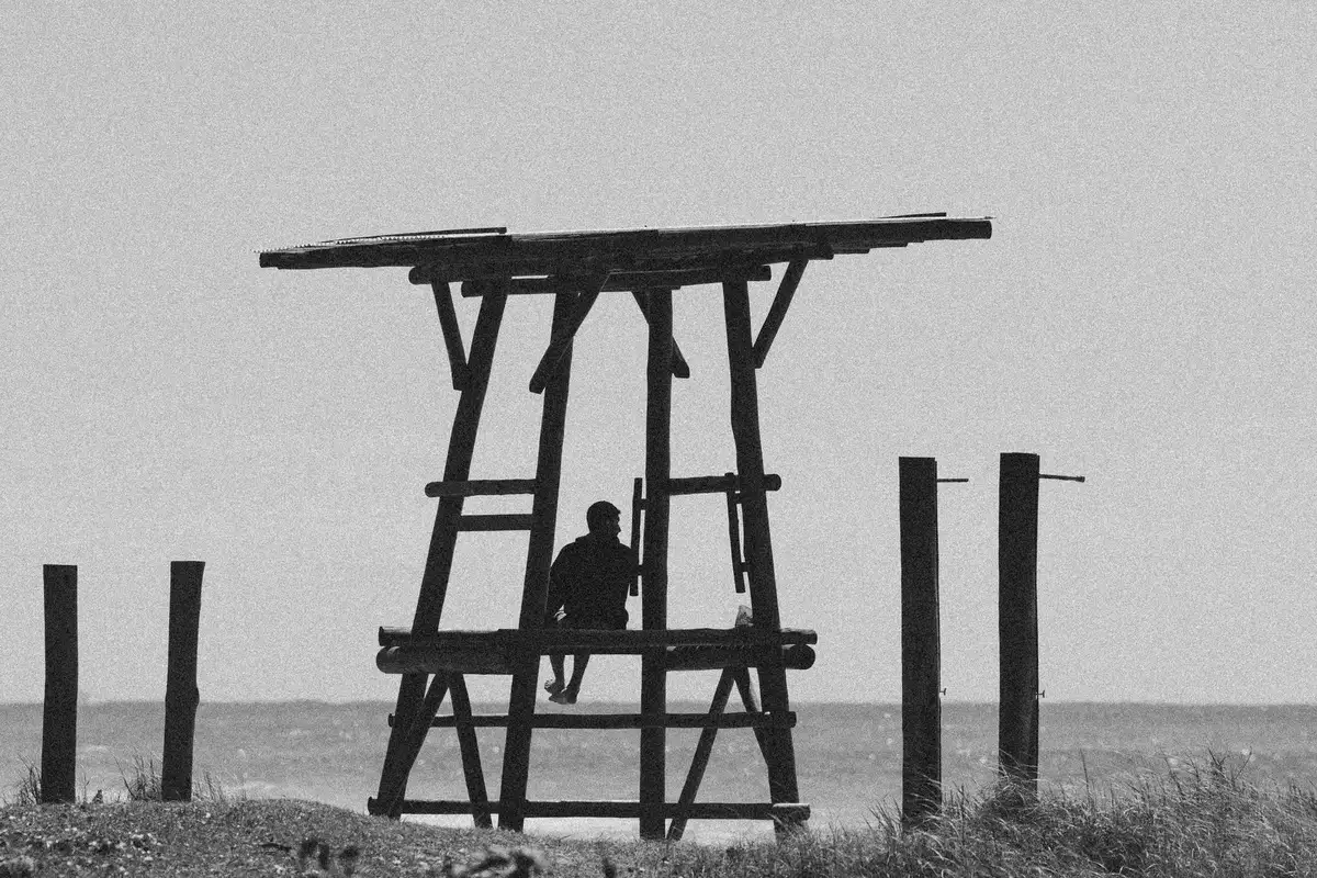 Personne assise se reposant et fixant l'horizon pour stabiliser son équilibre