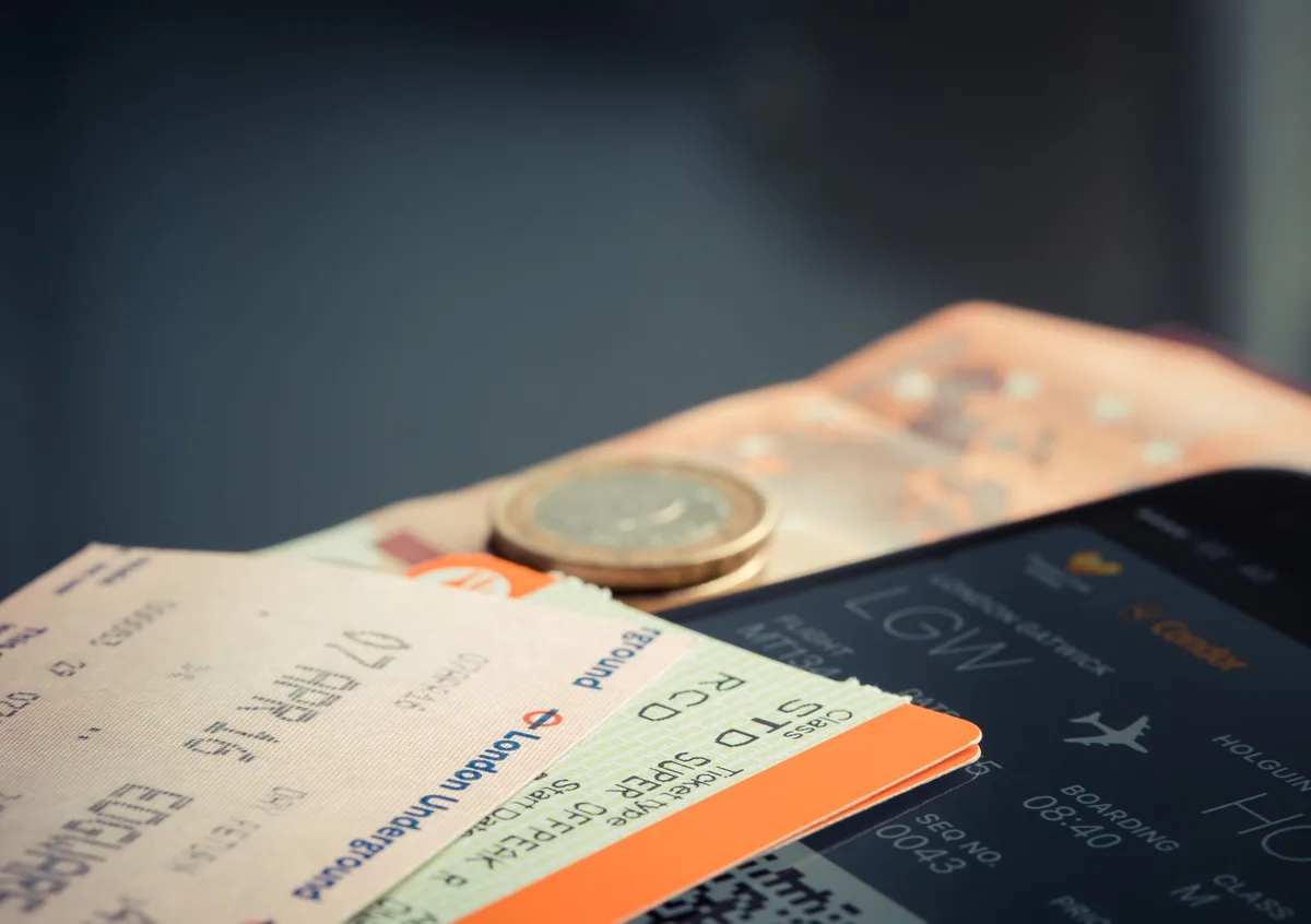 Téléphone affichant une carte d'embarquement et des confirmations de réservation sauvegardées hors ligne