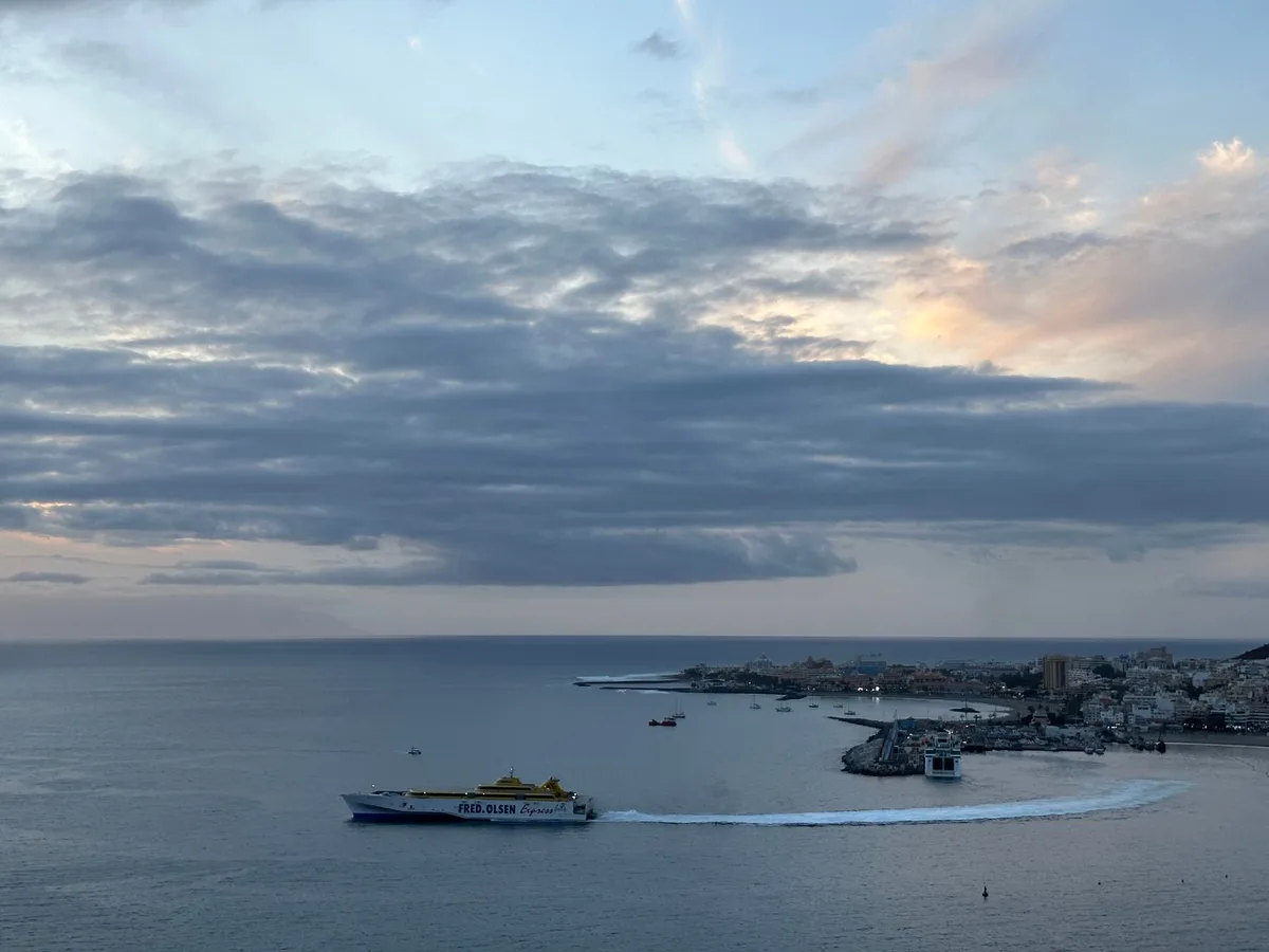 Port de Los Cristianos à Tenerife avec un ferry en partance vers La Gomera