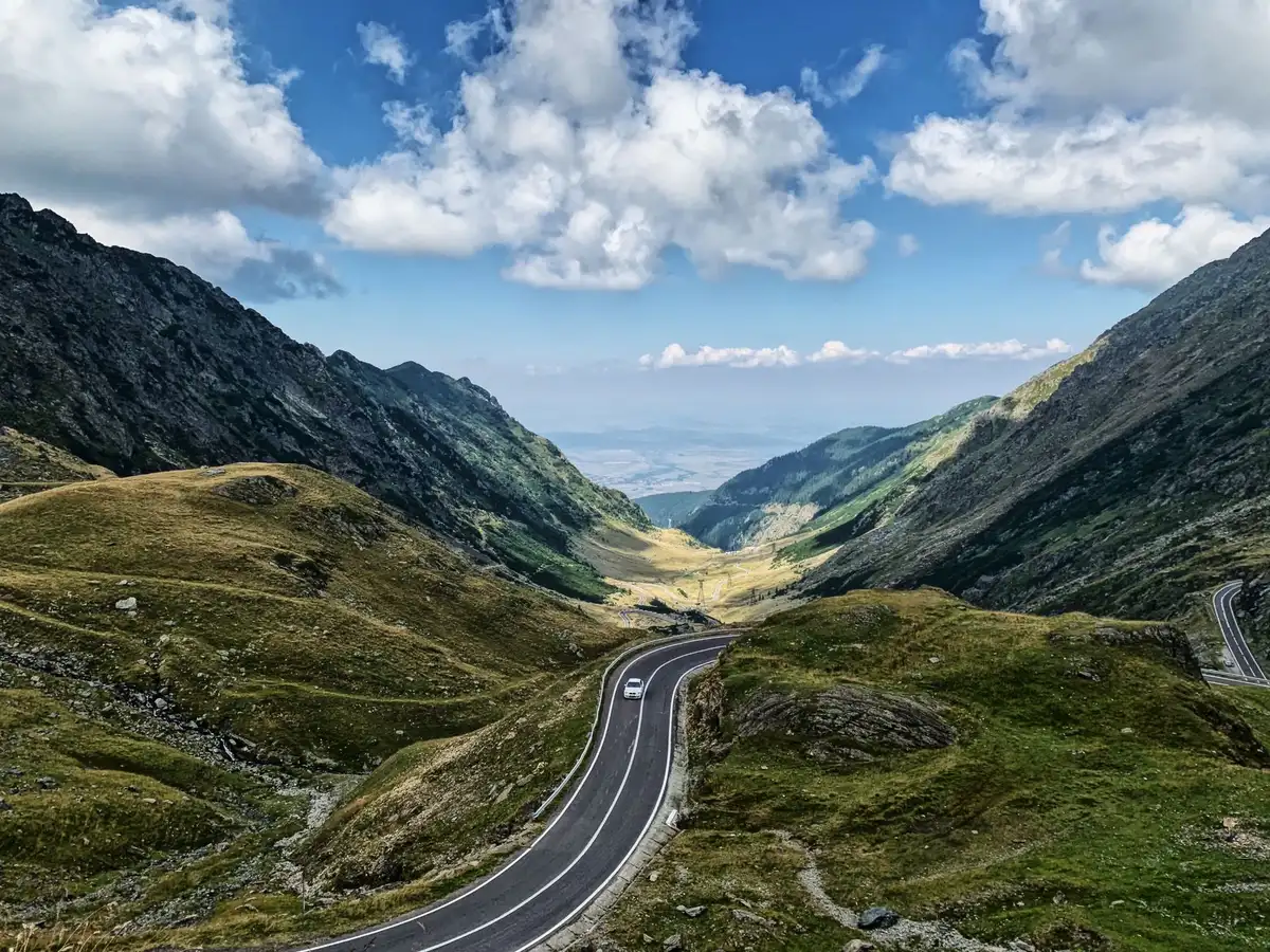 Route sinueuse à travers les montagnes de La Gomera avec vue panoramique sur les vallées