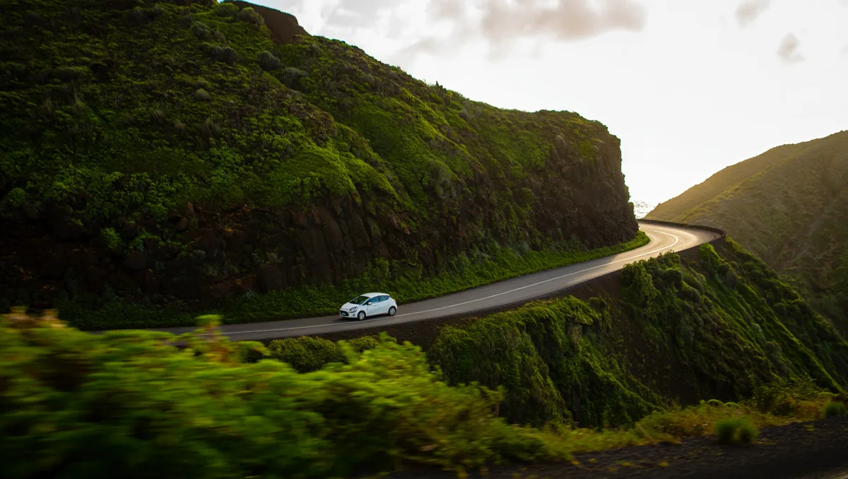Se déplacer sur l’île : pourquoi la voiture change tout — La Gomera est petite mais routée de façon sinueuse, avec des panoramas qui encouragent les arrêts spontanés. Avoir une voiture est, de loin, le moyen le plus efficace pour explorer