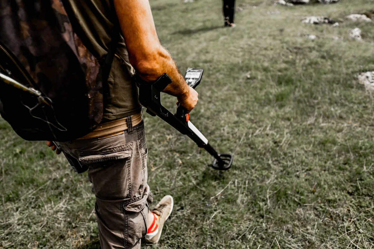 Équipes humanitaires utilisant des détecteurs de métaux pour localiser et neutraliser les munitions non explosées en zon