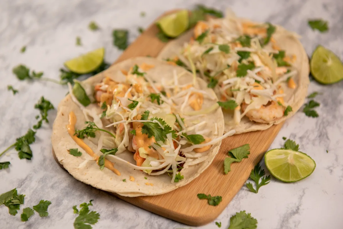 Étal de street food avec fruits de mer frais et tacos à Puerto Vallarta