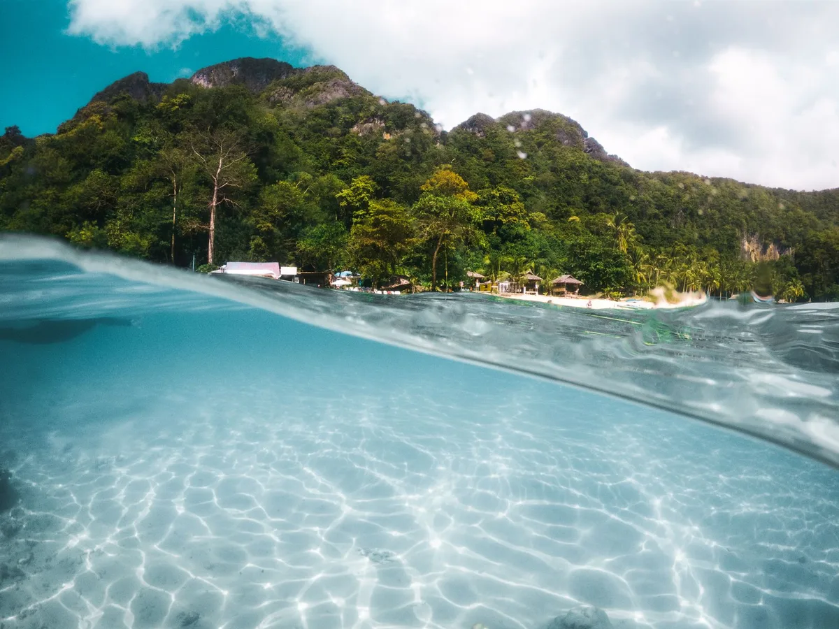 Baie tropicale avec plages et montagnes pour snorkeling et randonnée