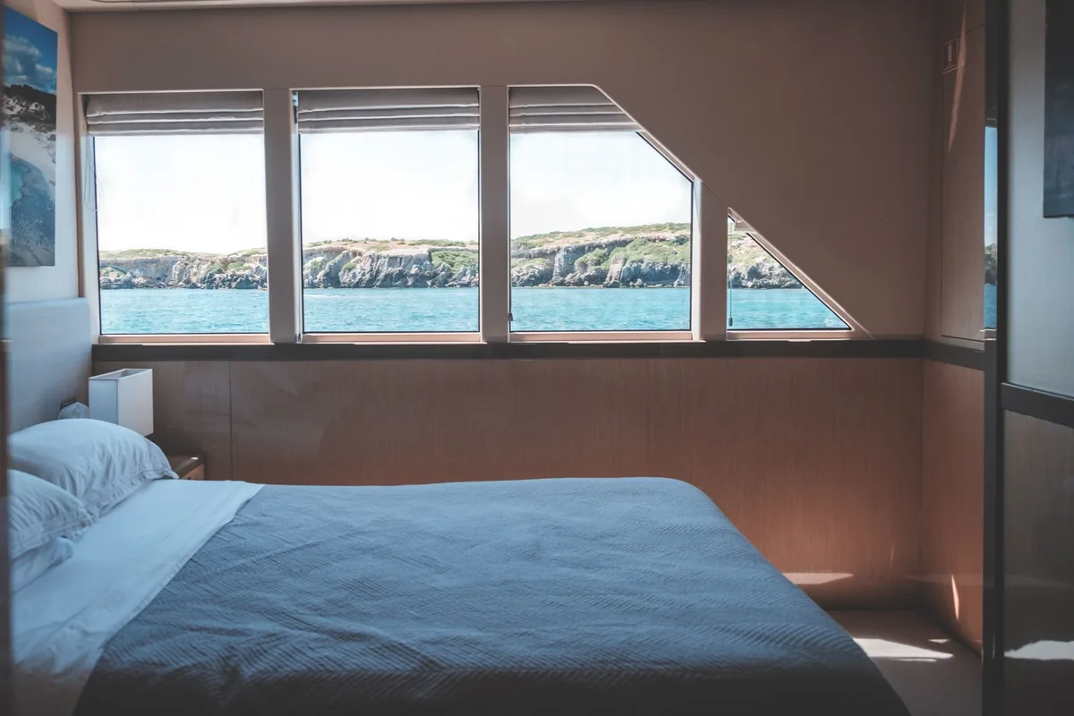 Suite spacieuse avec salle de bain privée et vue sur l'océan à bord d'un catamaran de luxe
