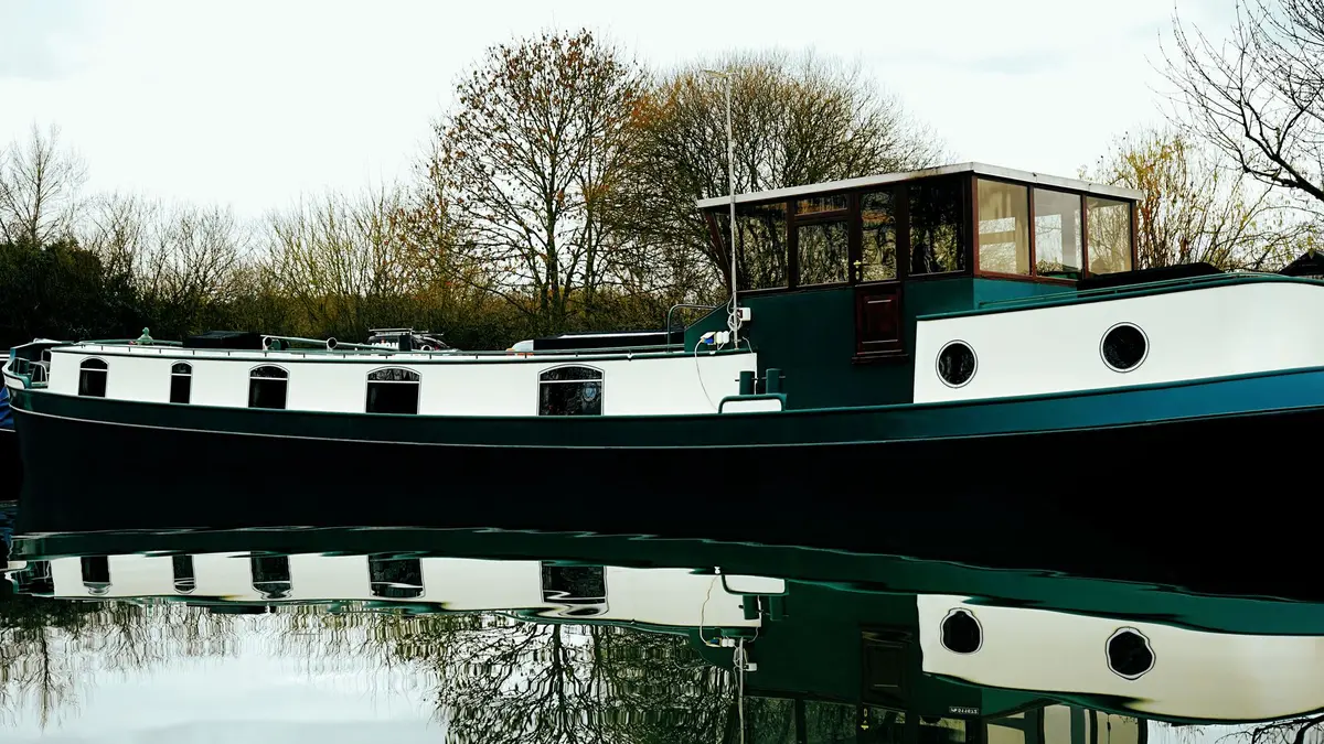 Cabine compacte d'un navire fluvial avec hublot donnant sur la rivière