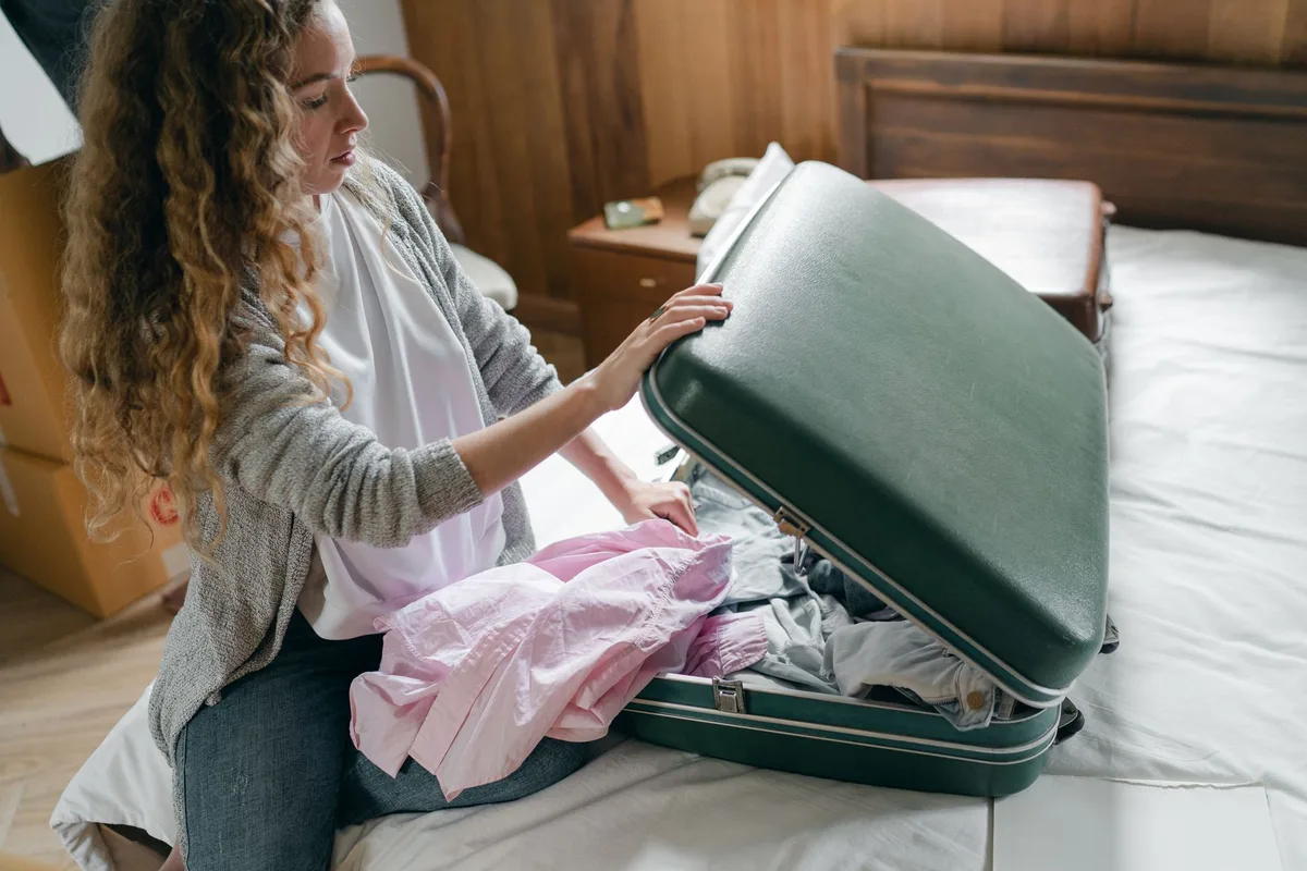 Valise souple et petit sac à dos préparés pour une excursion d'escale