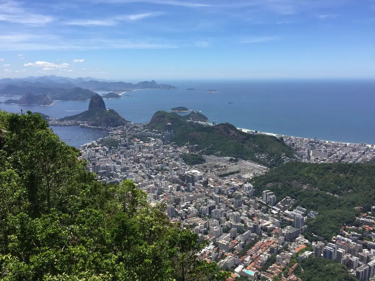 Vue panoramique de Rio de Janeiro avec montagnes, plages et paysages urbains