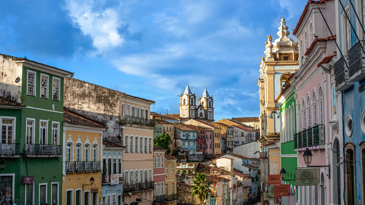 Façades coloniales colorées du Pelourinho, patrimoine historique de Salvador