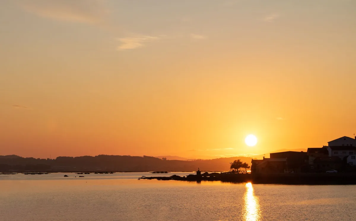 Coucher de soleil spectaculaire sur la mer avec silhouettes en contre-jour