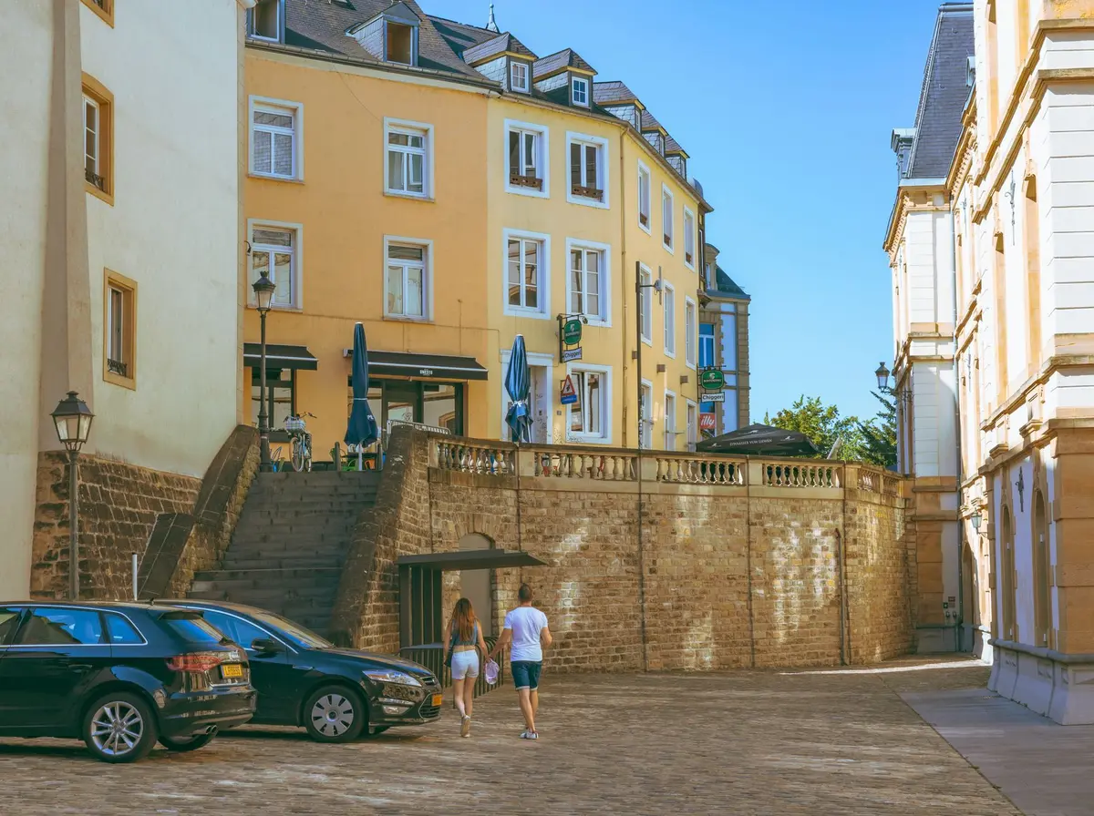 Couple se promenant dans une ruelle historique d'une ville européenne