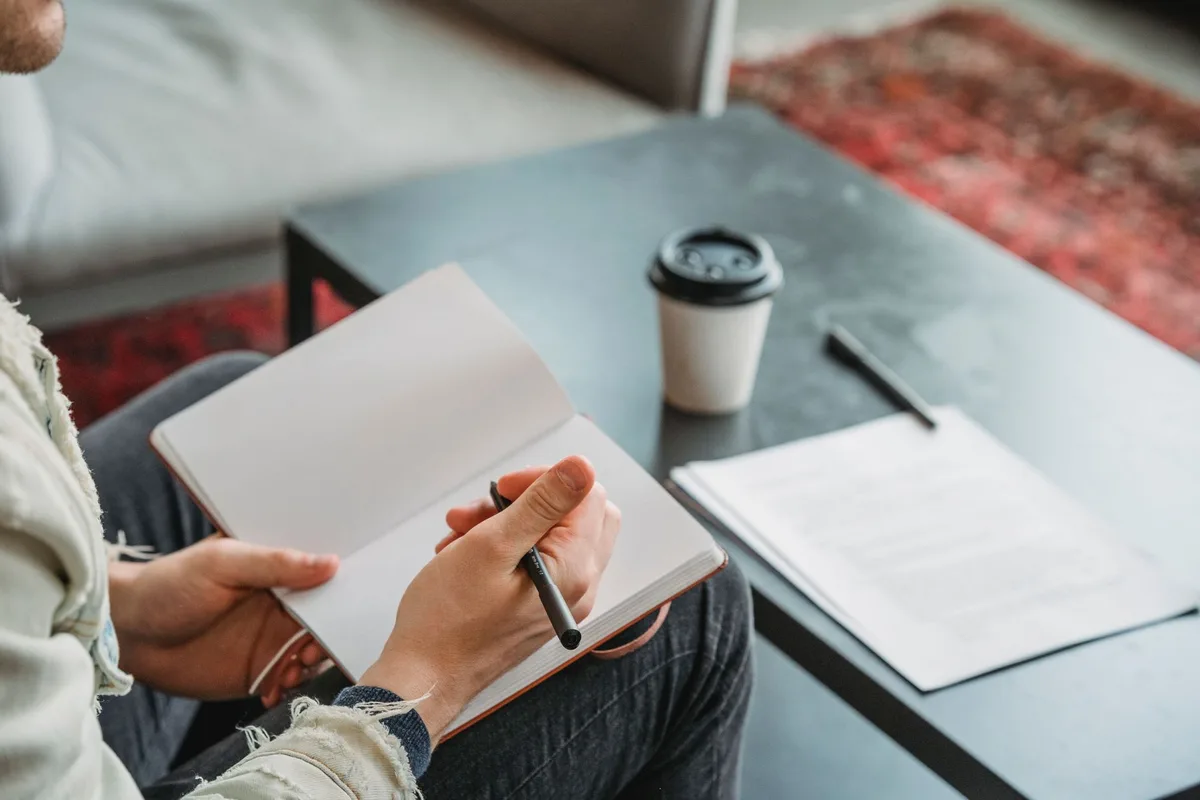 Cahier avec notes et liste de points clés pour structurer un article